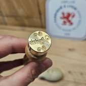 Un sceau à cire réalisé à partir d’une commande en ligne : un prénom, deux petits fleurons ajoutés pour équilibrer le motif.
Gravé dans notre atelier lyonnais, sur mesure comme toujours 😉

Chaque tampon passe entre nos mains du tournage du manche à la gravure du laiton.

➡️ Personnalisation disponible directement sur notre site ou par e-mail pour un projet plus spécifique.

#sceauàcire #tamponpersonnalisé #gravure #atelierlyonnais #fabricationlocale #artisanat #fabriquéàLyon #TamponPersonnalisé
#CachetDeCire