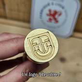 Un **tampon à cire personnalisé** réalisé à partir du logo de notre client — un bel exemple de projet sur mesure !
Chaque empreinte devient alors une véritable signature visuelle, gravée dans le laiton et façonnée avec soin dans notre atelier lyonnais.

📩 Pour vos demandes de création : **[contact.sceaux@gmail.com](mailto:contact.sceaux@gmail.com)**
🪶 Fabrication artisanale, 100 % lyonnaise.
Un tampon unique, à votre image.

#tamponpersonnalise #cachetdecire #sceauxpersonnalises #tamponacire #lyon #tamponsurmesure