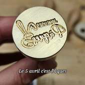 Des **tampons en laiton personnalisés** pour marquer chaque moment de l’année.

Au printemps, les ateliers et les cuisines se préparent pour **Pâques**.
Cette année, rendez-vous le **5 avril**.

Biscuits, chocolats, emballages, étiquettes, cartes… un tampon permet d’ajouter rapidement un motif ou un message sur vos créations de saison : lapin, œuf, cloche, date ou petit mot.

Pratique pour les **pâtissiers, chocolatiers, créateurs et artisans** qui aiment adapter leurs productions aux fêtes du calendrier.

Un outil simple pour créer une série spéciale… sans changer toute votre production.

Nos tampons en laiton sont réalisés dans notre atelier et portent le **label fabriqué à Lyon et ses alentours**.

#tamponlaiton #paques #chocolatier #patisserieartisanale #TamponPersonnalisé