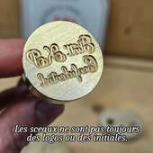 Pas toujours un logo.
Pas toujours des initiales.

Un **tampon à cire**, c’est aussi la possibilité de graver **un texte manuscrit** : une signature, quelques mots, une phrase, une écriture personnelle.

Une empreinte plus libre, plus directe.
Comme écrite à la main… mais marquée dans la cire.

Idéal pour :
• correspondances
• invitations
• emballages
• éditions limitées
• messages personnels ou professionnels

Pour ce type de demande, il suffit de **nous envoyer votre écriture ou votre texte par email** : nous le gravons tel quel, avec ses irrégularités et son caractère.

Nous ne gravons pas seulement des logos.
Nous gravons **ce que vous voulez transmettre**.

Nos tampons sont réalisés dans notre atelier et portent le **label fabriqué à Lyon et ses alentours**.

#tamponacire #TamponPersonnalisé #personnalisation #sceau #artisanat