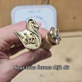 Impossible de choisir ...
Petit, moyen ou grand : à vous de voir.
Pour le reste, pas de débat.
Notre **tampon de potier en laiton** marque aussi bien l’argile, la porcelaine, la céramique que la pâte polymère.

Le laiton est durable, précis, fait pour être utilisé longtemps, même en production régulière.
Un marquage net, constant, pièce après pièce.

Un seul outil, ou deux 🤣, adaptés à votre format, à votre signature, à votre façon de travailler.

Tampon personnalisé, fabriqué avec soin dans notre atelier lyonnais.

#tampondepotier #ceramiste #potier #argile #porcelaine