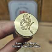 ✍️Un sceau personnalisé au motif **line art**.
Un dessin en un seul trait, gravé avec précision, pour une empreinte nette et lisible.

Le line art va à l’essentiel : une ligne continue, un motif clair, une signature graphique identifiable.
Chaque sceau est réalisé sur mesure à partir de votre visuel.

Fabrication artisanale labellisé Fabriqué à Lyon et ses alentours !
Gravure réalisée dans notre atelier.
Personnalisation sur demande, de préférence par email.

#TamponPersonnalisé
#lineart #CachetDeCire