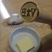 Le tampon à beurre permet un marquage net, rapide, directement sur des portions ou des beurriers.

Parfait pour :
• plateaux de petit-déjeuner
• service à l’assiette
• buffets et brunchs
• tables d’hôtes, hôtels, restaurants

Un geste simple, pour un détail immédiatement remarqué.

Sur notre site, vous pouvez personnaliser votre tampon en ligne et télécharger votre logo.

✔ Laiton alimentaire sans plomb
✔ Marquage propre sur matières souples
✔ Utilisation rapide en service

Nos tampons sont fabriqués dans notre atelier et portent le label fabriqué à Lyon et ses alentours.

#tamponbeurre #restauration #hotellerie #petitdejeuner #TamponPersonnalisé