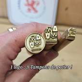 Un logo, trois tampons de potier.

Petit ou moyen.
Avec bordure… ou sans.

Selon la pièce, la terre, la place sous le pied ou l’effet recherché, le marquage ne se fait pas toujours de la même façon.
C’est pourquoi certains potiers choisissent plusieurs versions d’un même logo.

• **Petit format** pour les pièces fines ou les petites séries
• **Format moyen** pour une signature plus présente
• **Avec bordure** pour un marquage bien cadré
• **Sans bordure** pour une empreinte plus libre dans la terre

Un même logo, **plusieurs possibilités de marquage** selon vos gestes et vos pièces.

Nos tampons de potier sont fabriqués dans notre atelier et portent le **label fabriqué à Lyon et ses alentours**.

#tamponpotier #ceramique #poterie #ceramiste #TamponPersonnalisé