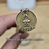 Il a quitté l’atelier il y a déjà quelques jours.
Mais son empreinte reste dans notre collection !

Un tampon de potier, c’est plus qu’un outil :
c’est une signature, répétée pièce après pièce,
sur la faïence, le grès ou la porcelaine.

Une idée cadeau utile, durable,
pour accompagner toute une vie de créations céramiques.

Tampons personnalisés, fabriqués en atelier.
Personnalisation en ligne ou sur devis par email.

#TamponPersonnalisé
#ceramiste #tamponpotier #AtelierCréatif #poterieartisanale